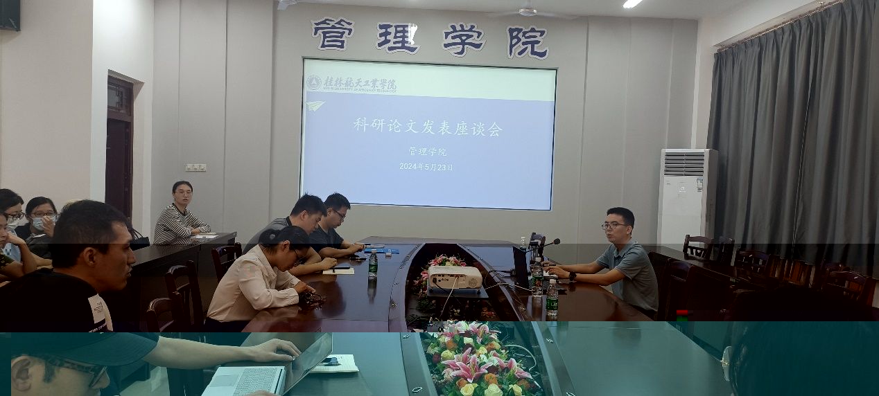 人們在看台上的人在房間裡中度可信度描述已自動生成